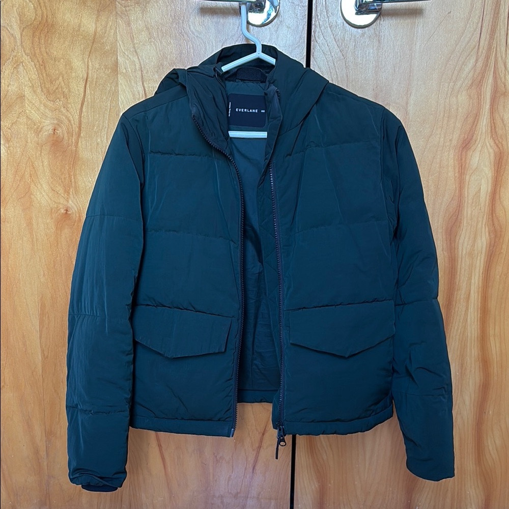 Everlane Black Puffer Jacket with Quilted Design and Waist-Length Fit